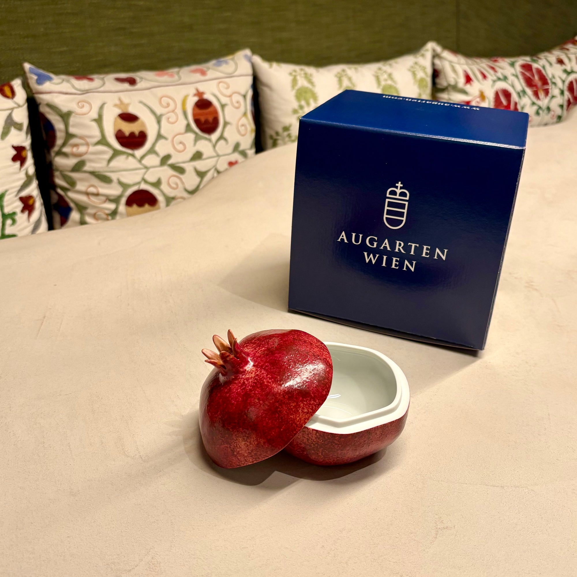 PORCELAIN POMEGRANATE BOX